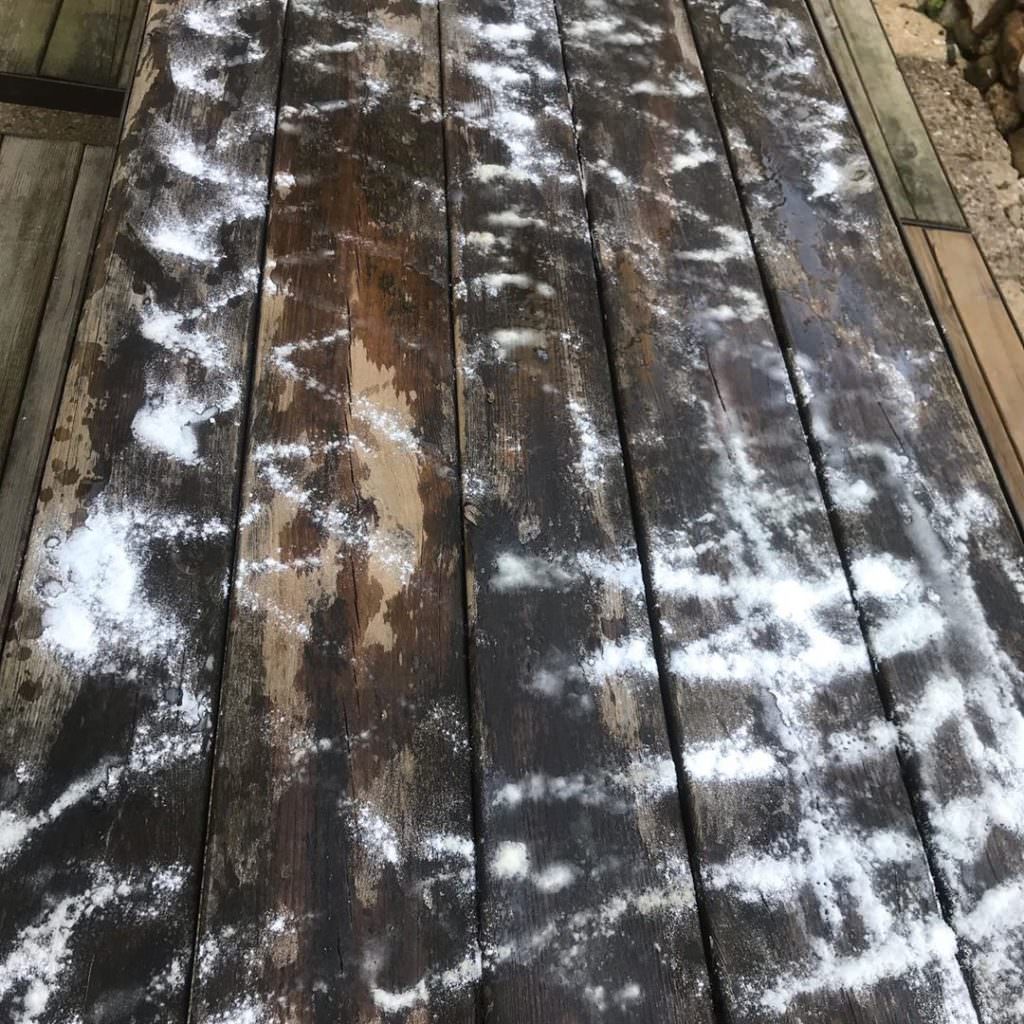 Mélange de bicarbonate de soude et de vinaigre blanc pour désinfecter et rénover un plancher en bois de poulailler