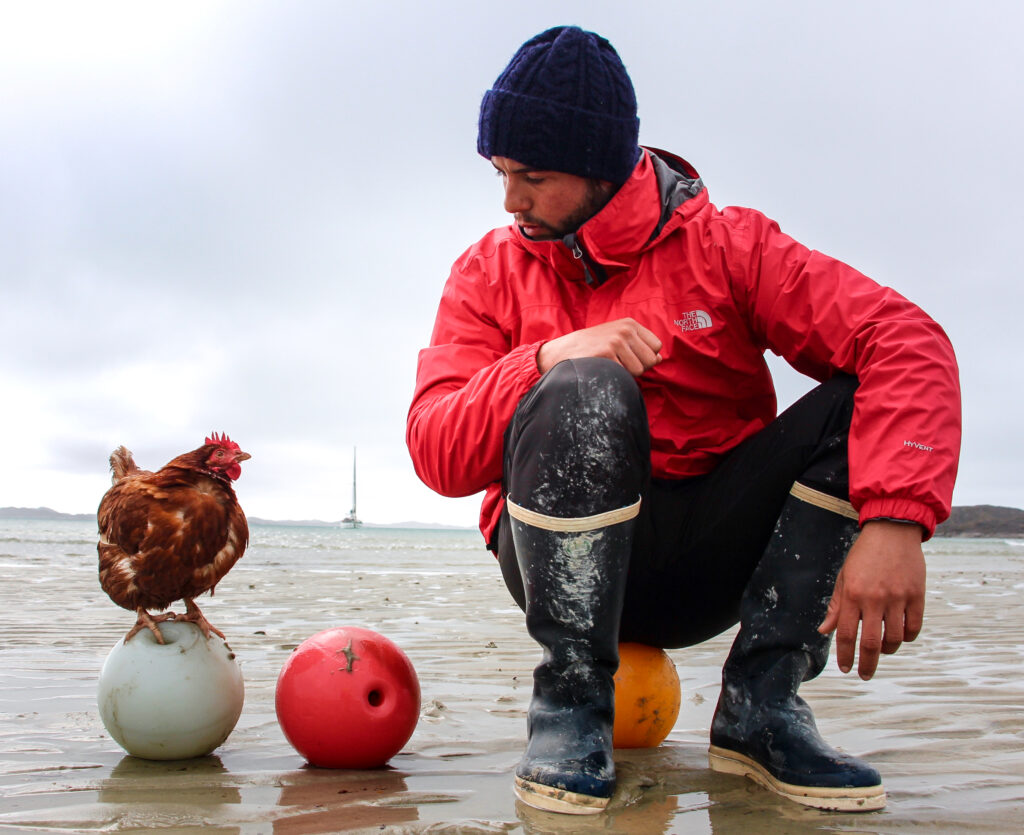 Guirec Soudée et sa poule Rousse, Monique, au Groenland